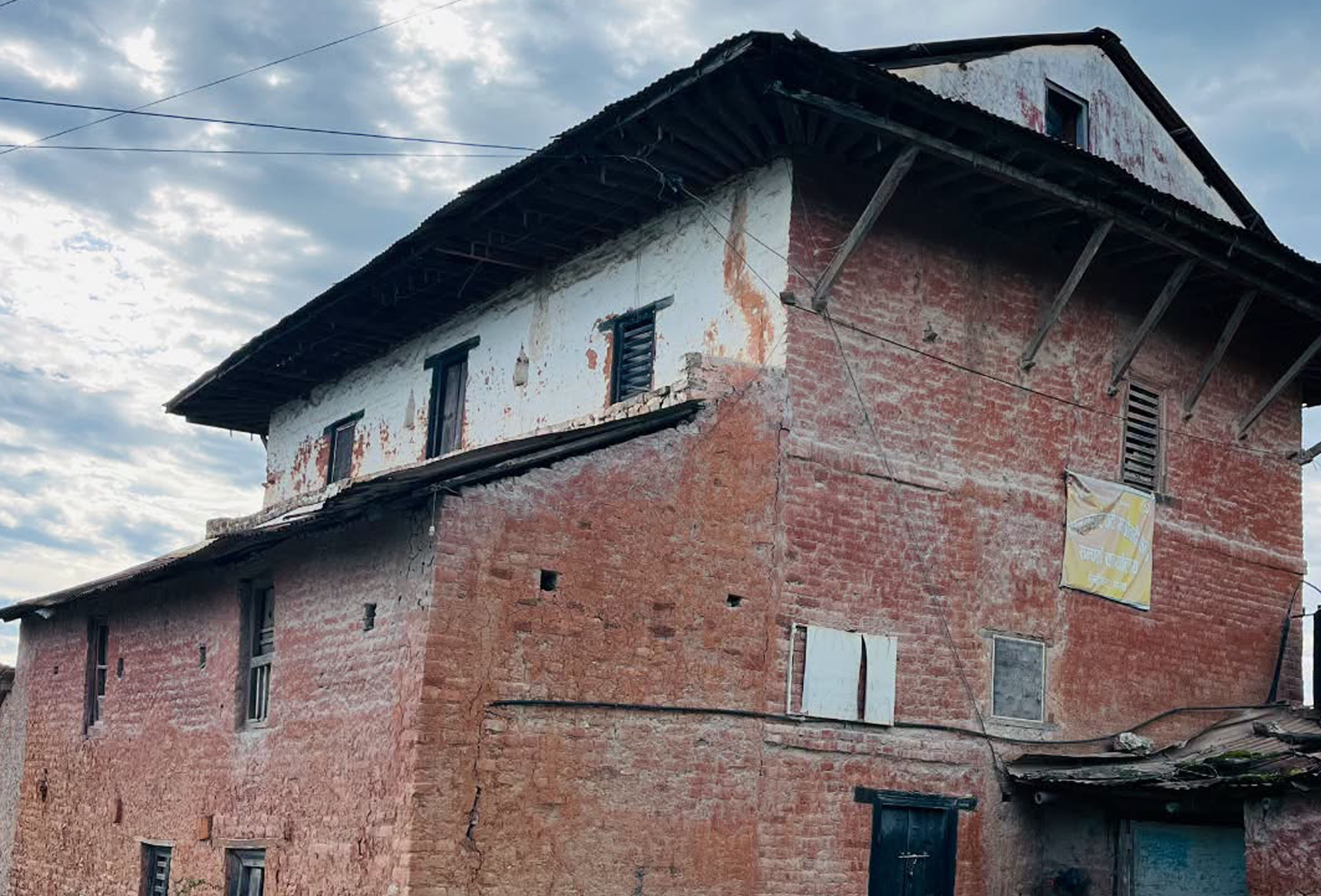 ‘ताल्चा लागेका घर, एक्लिएका बूढापाका’   