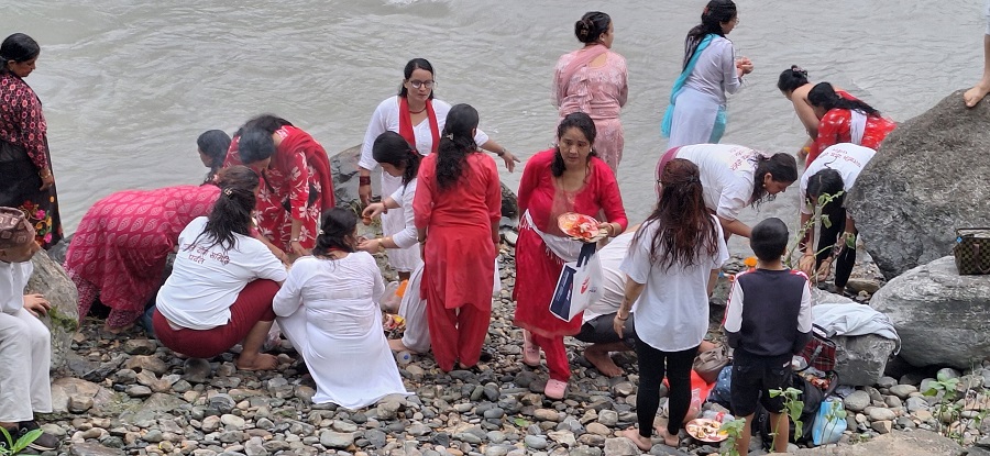 पवित्र कालीगण्डकी नदीमा स्नान गर्नेको घुइँचो   