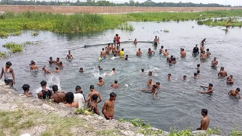 गर्मी छल्न कोशी कटान क्षेत्रमा नुहाउनेको भीड   