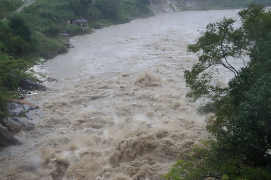 अविरल वर्षातको प्रभाव : प्रमुख आठवटा नदी खतराको तह पार, १२ नदी सतर्कताको तहमाथि   