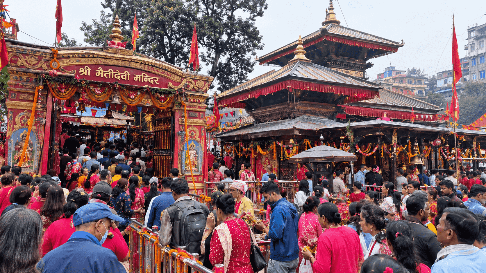 नवरात्रको दोस्रो दिन शक्तिपीठमा भक्तजनको घुइँचो, दसैँको किनमेल पनि बढ्यो