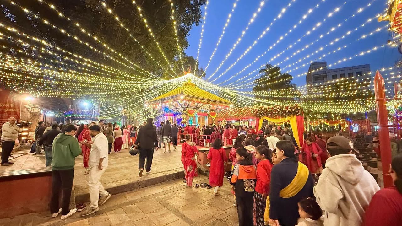 मैतीदेवी मन्दिरको झिलिमिलीमा रमाउँदै सर्वसाधारण, साँझपख बढ्यो चहलपहल