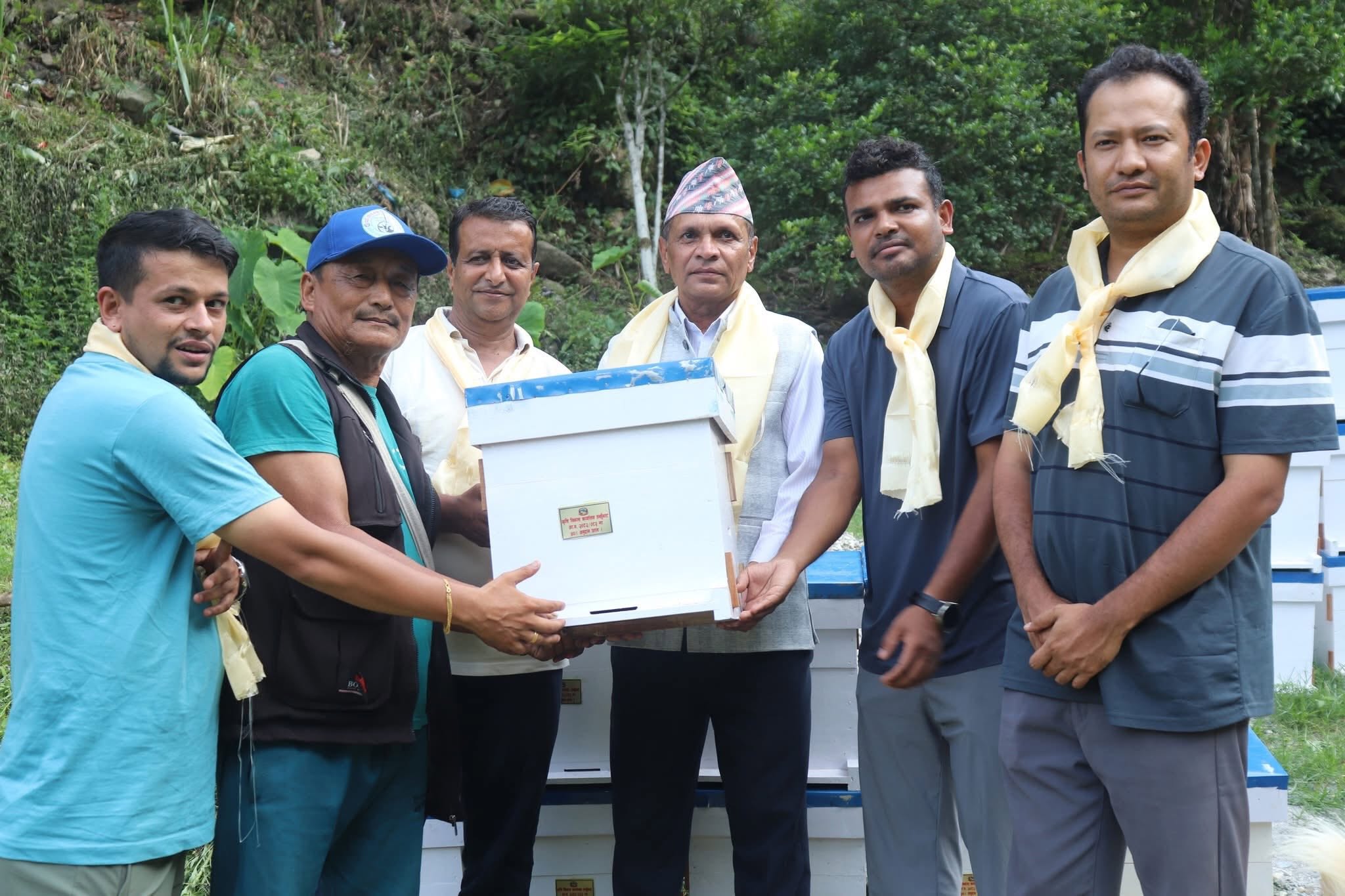 किसानलाई अनुदानमा मौरी घार वितरण   