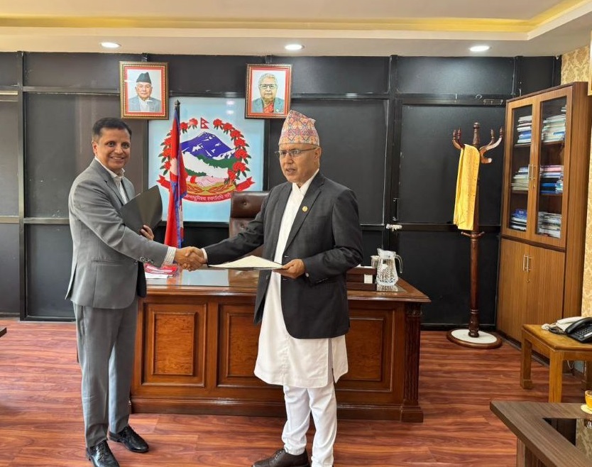 अर्थमन्त्री समक्ष बिमा प्राधिकरणका अध्यक्षको शपथ    