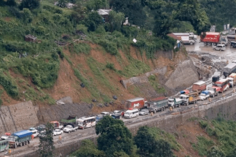 नागढुङ्गा नौबिसे सडक दैनिक पाँच घण्टा बन्द हुने        