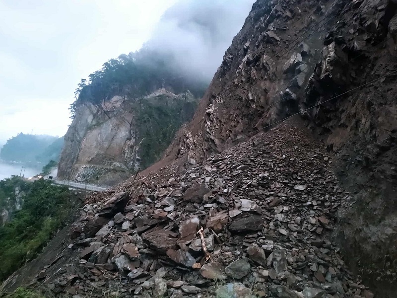 तुइन खोलामा खसेको पहिरोका कारण नारायणगढ-मुग्लिन सडक अवरुद्ध   