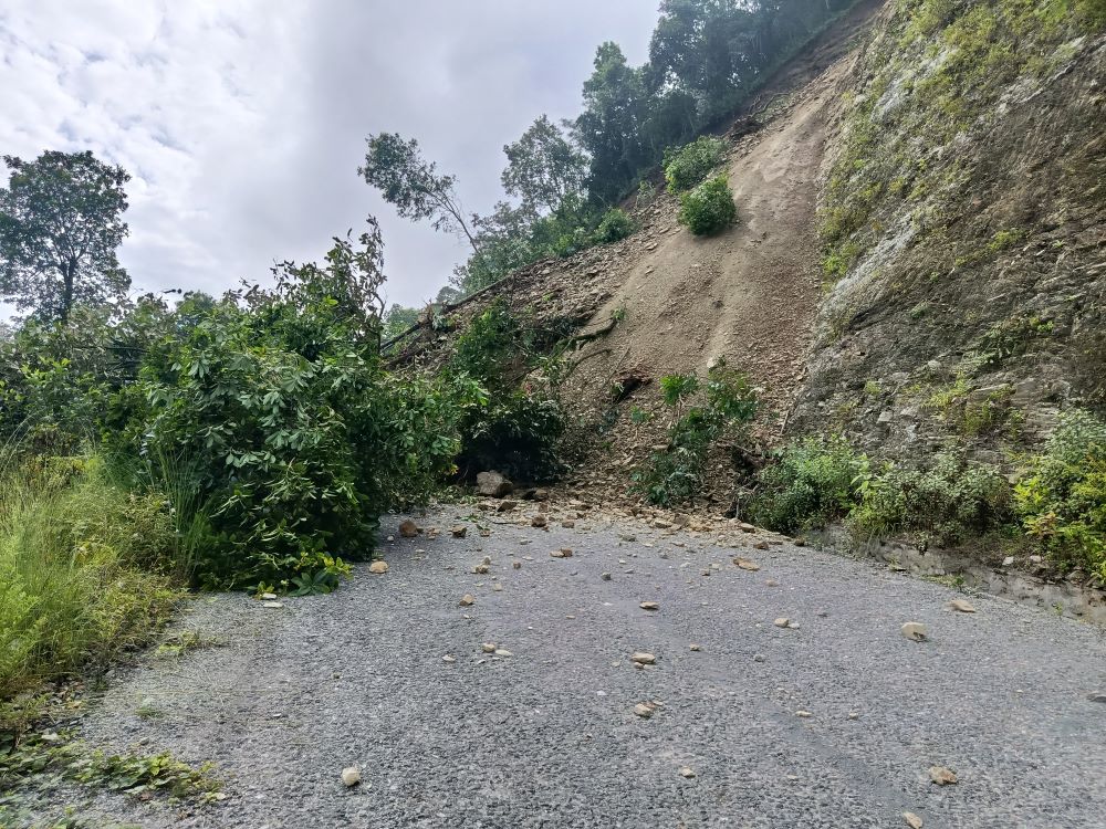 पहिरोले मध्यपहाडी लोकमार्ग अवरुद्ध    