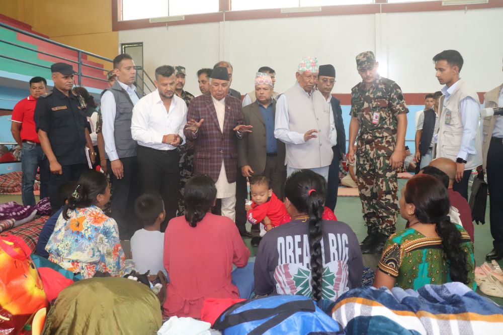 राष्ट्रपतिद्वारा बाढी प्रभावित क्षेत्र नुवाकोटको अवलोकन
