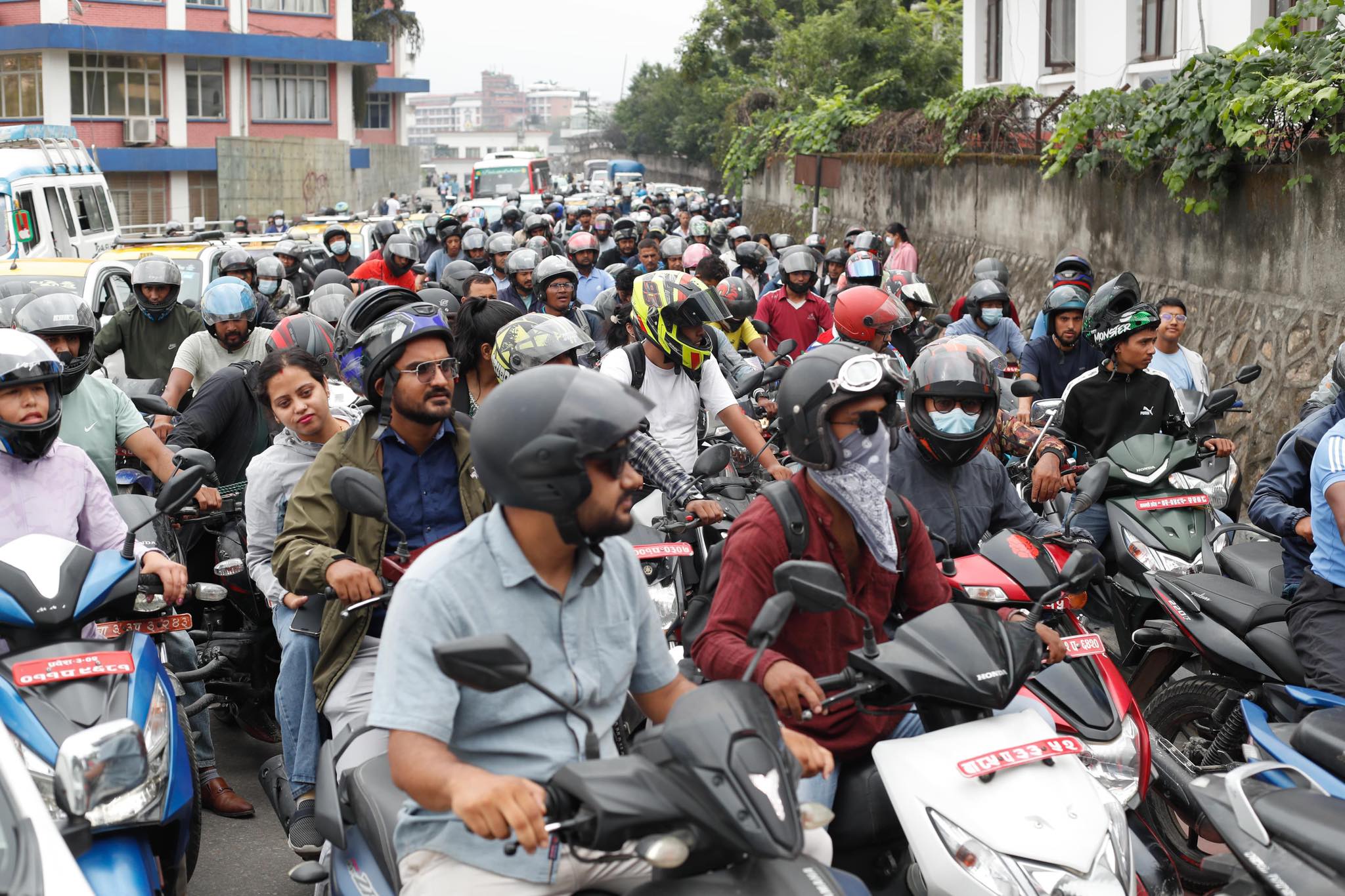 अत्यावश्यक पेट्रोलियम ढुवानीमा हडताल