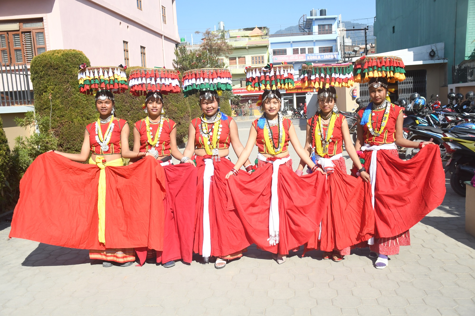 संस्कृति संरक्षणमा थारू समुदायका युवा पुस्ताले अग्रसरता लिन थाले   