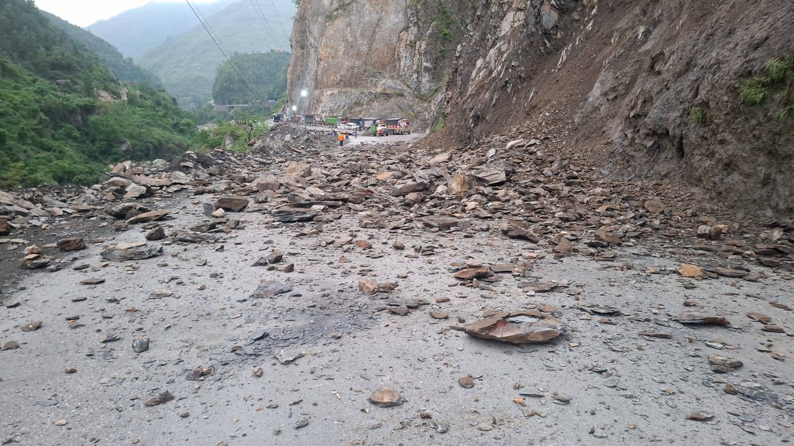 नारायणगढ-मुग्लिन सडक अवरुद्ध   