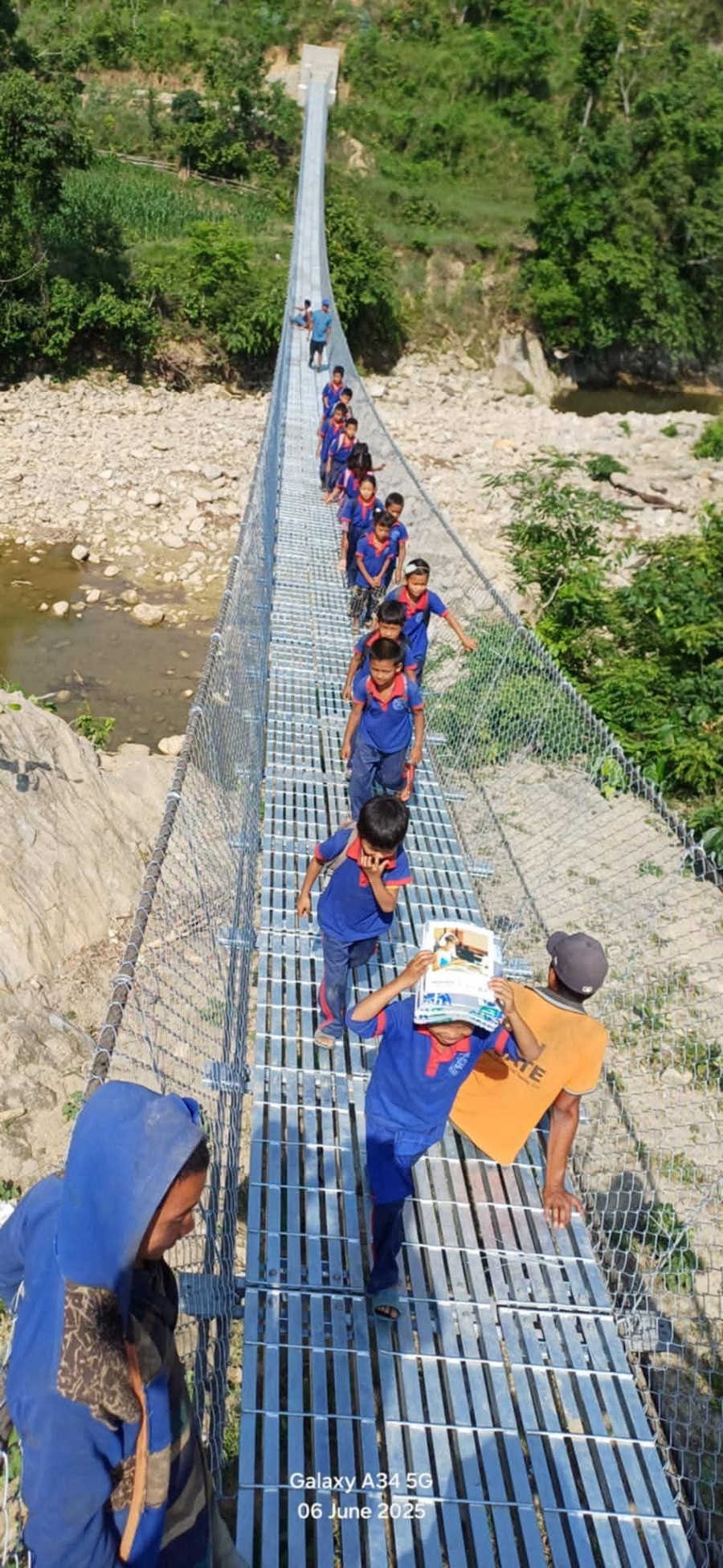 झोलुङ्गे पुलले विद्यार्थी आवतजावतमा सहज   
