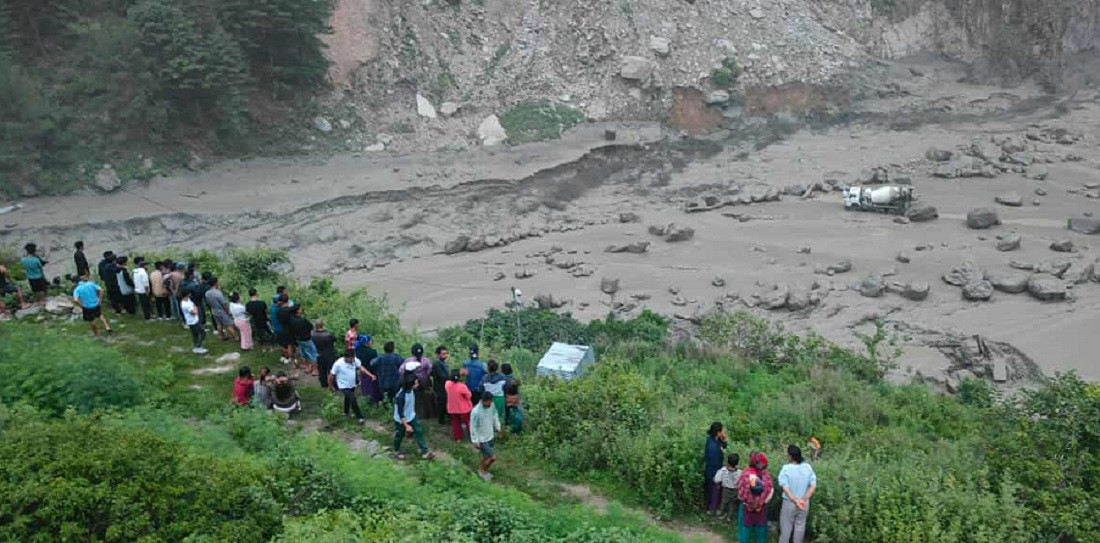 भोटेकोशी बाढी : तीन जनाको शव भेटियो, पाँच जनाको उद्धार    