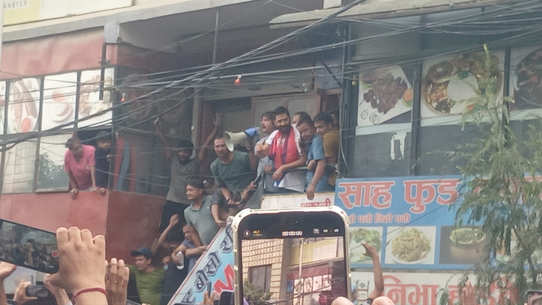 रवि लामिछानेलाई आन्दोलनकारीले जेलबाट बाहिर निकाले