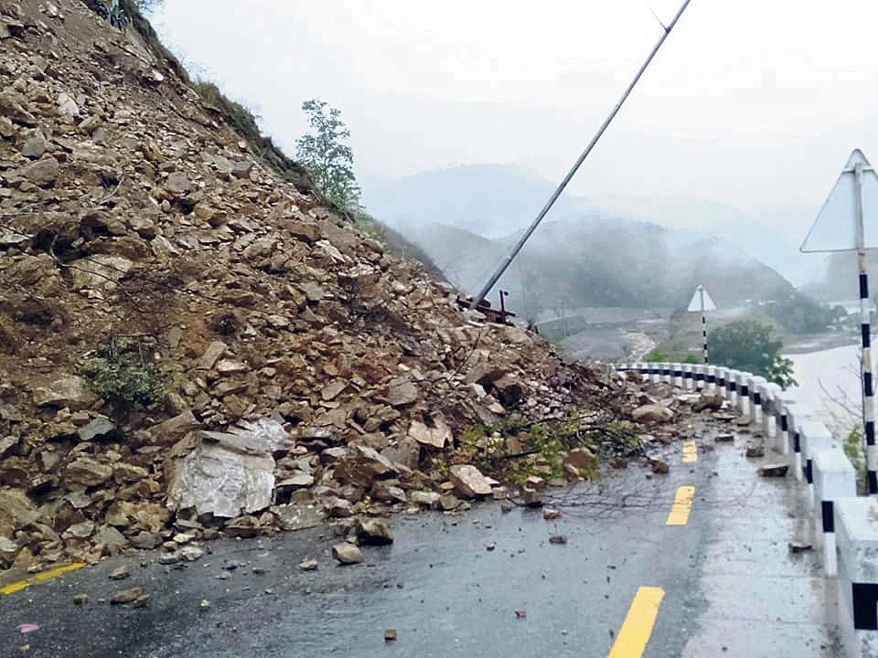 वर्षाले देशभरका प्रमुख राजमार्ग प्रभावित, यात्रामा सावधानी अपनाउन आग्रह