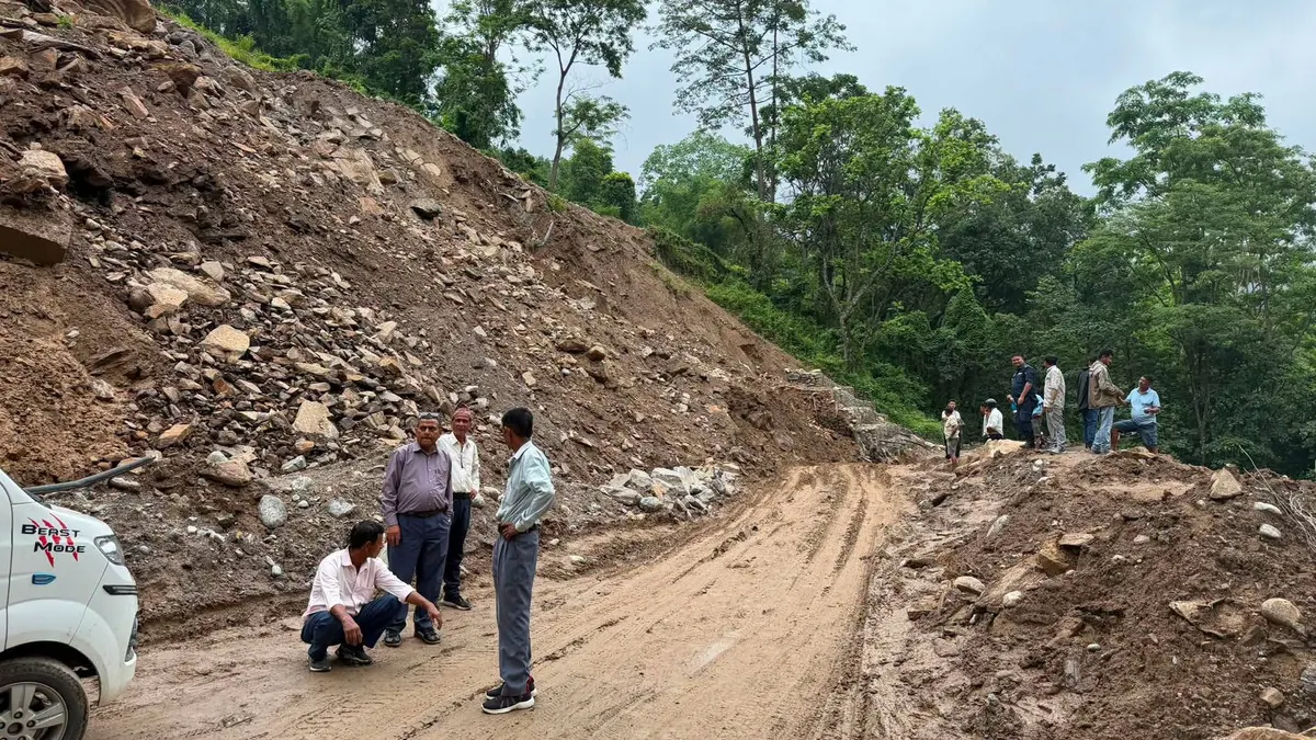 बाढी पहिरोले तीन वटा सडक पूर्ण रूपमा र छ वटा आंशिक अवरुद्ध