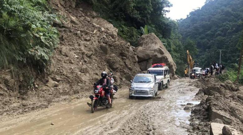 वर्षाले सडक अवरुद्ध, विभिन्न ठाउँमा राति यातायात बन्द