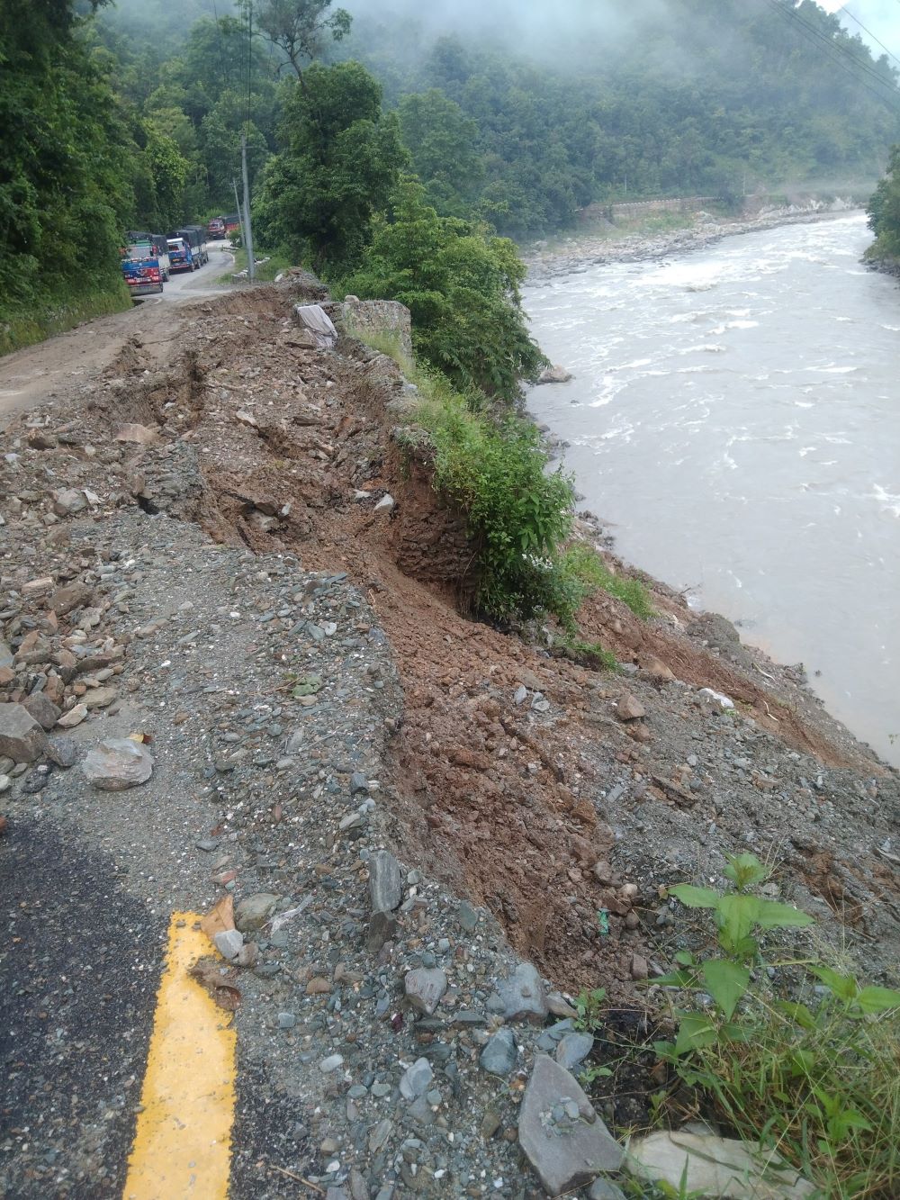 काठमाडौँ-मन्थली सडक अवरुद्ध    