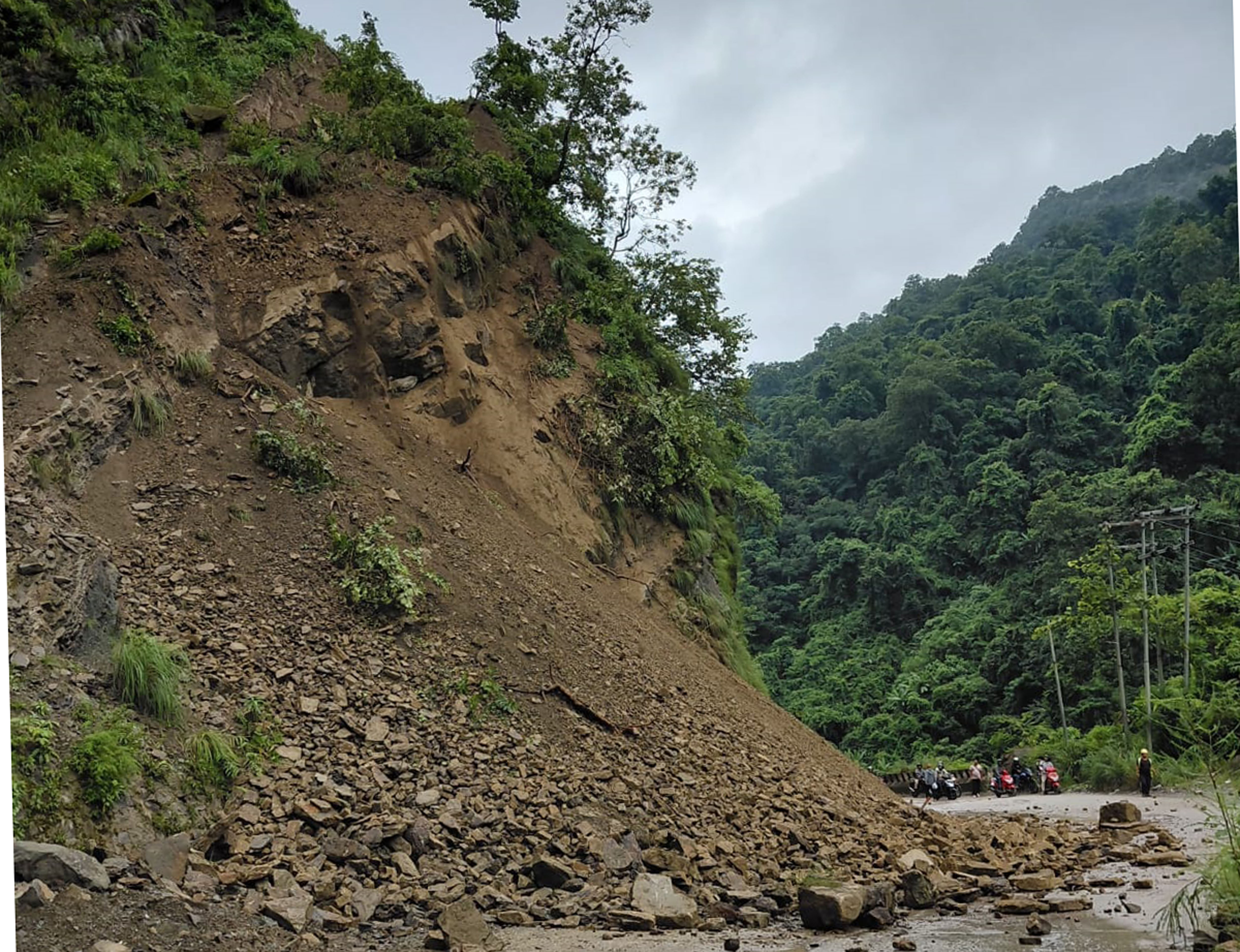 पहिरोका कारण सिद्धार्थ राजमार्ग अवरुद्ध   