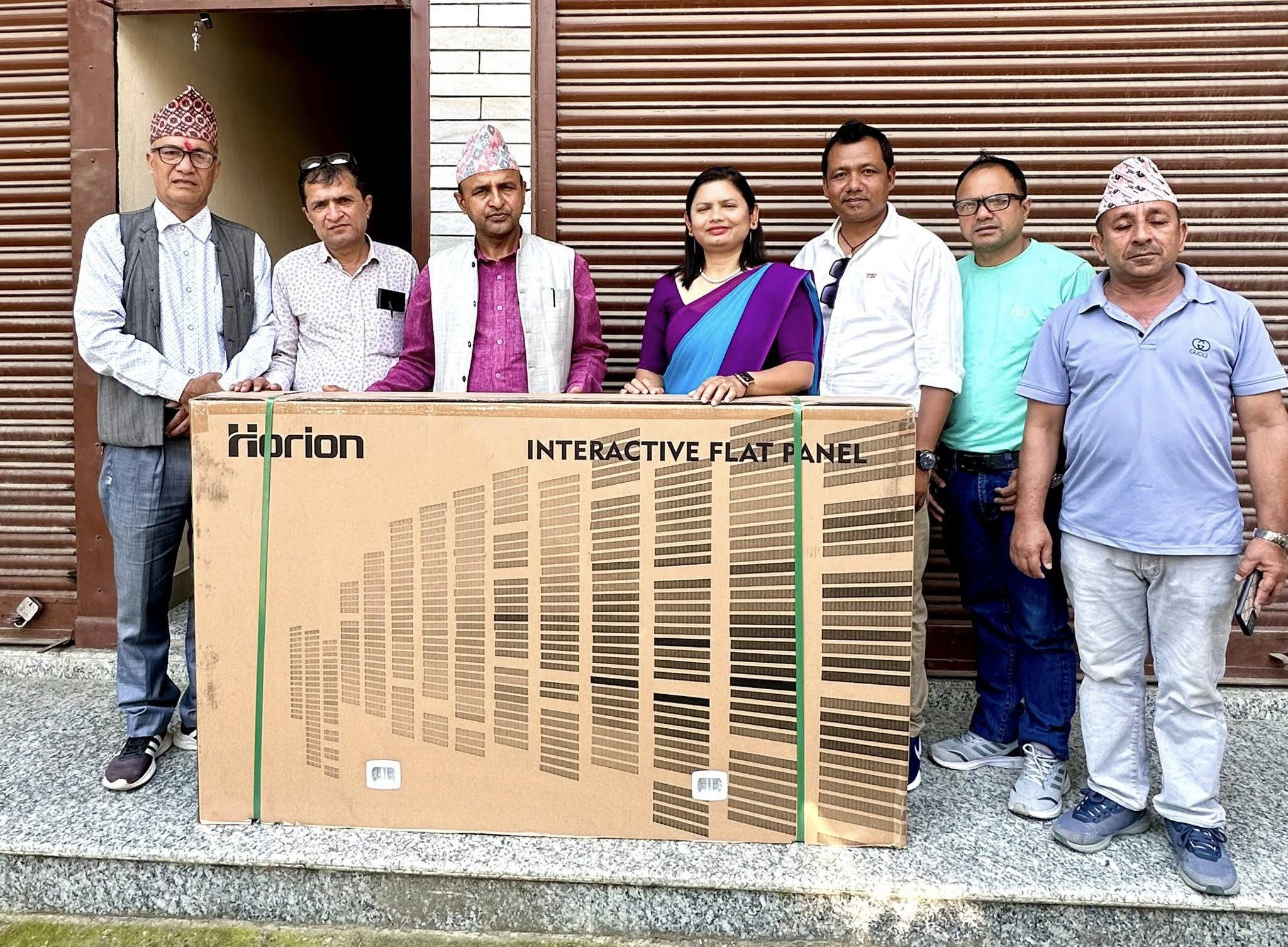 अर्थमन्त्रीको पहलमा चार विद्यालयलाई ‘स्मार्ट बोर्ड’   