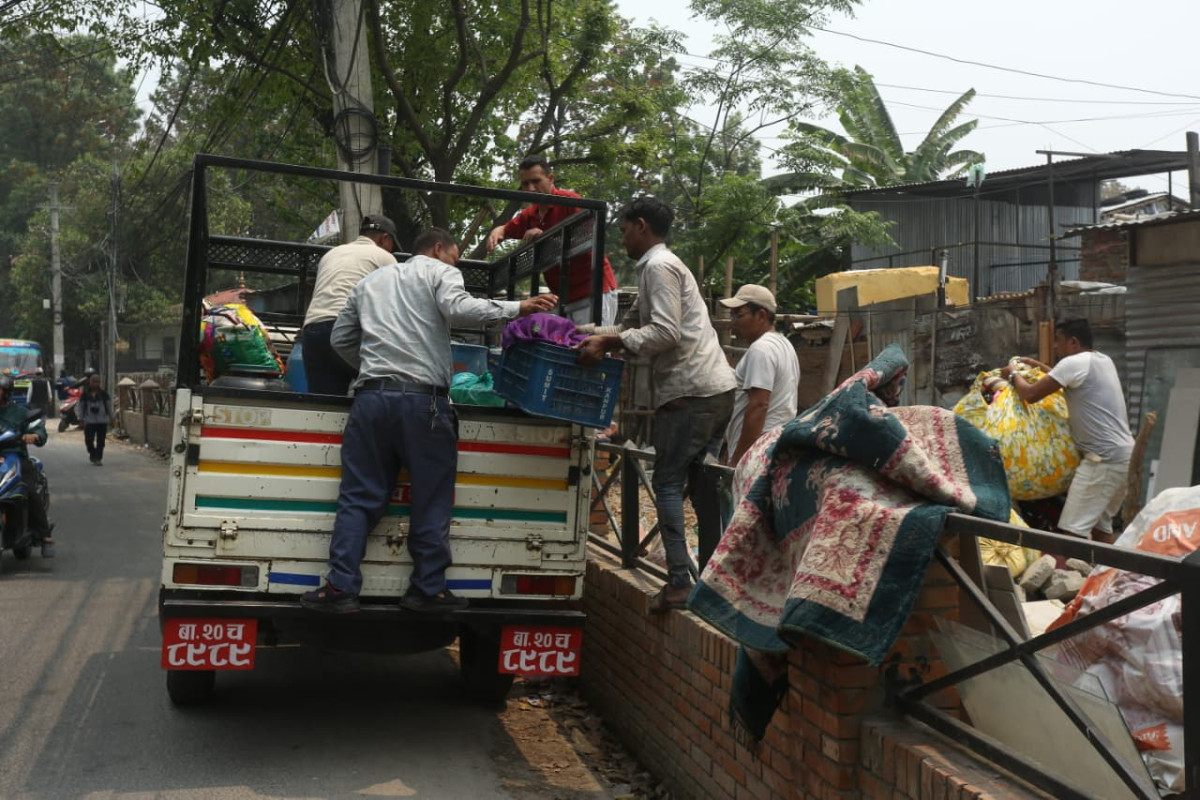 सामान सारेर वस्ती खाली गर्दै थापाथलीस्थित सुकुम्बासी