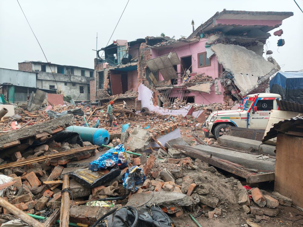 गैरीगाउँ क्षेत्रमा अतिक्रमण गरी निर्माण गरिएका सबै ठूला घर भत्काइयो    