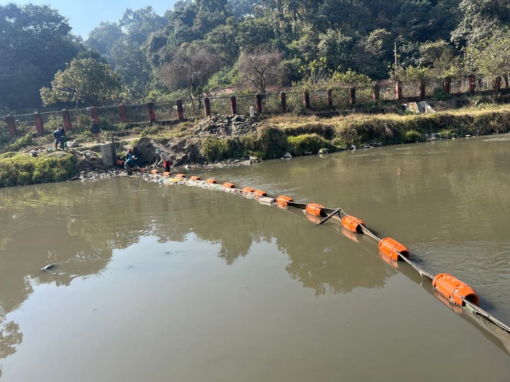 वाग्मतीमा तैरिने फोहर पदार्थ संकलन गर्न ‘ट्रास बेरियर’ जडान