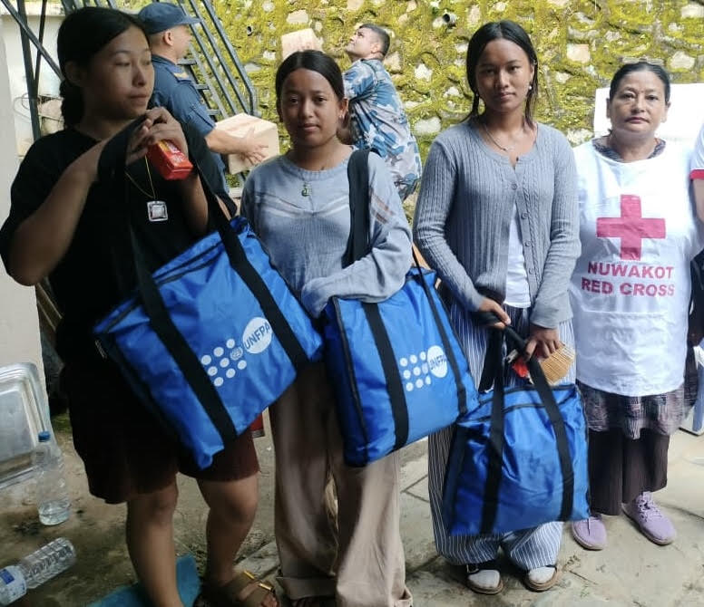 नेपाल रेडक्रस सोसाइटीद्वारा बाढीप्रभावित महिला तथा किशोरीलाई ‘डिग्निटी कीट’ वितरण