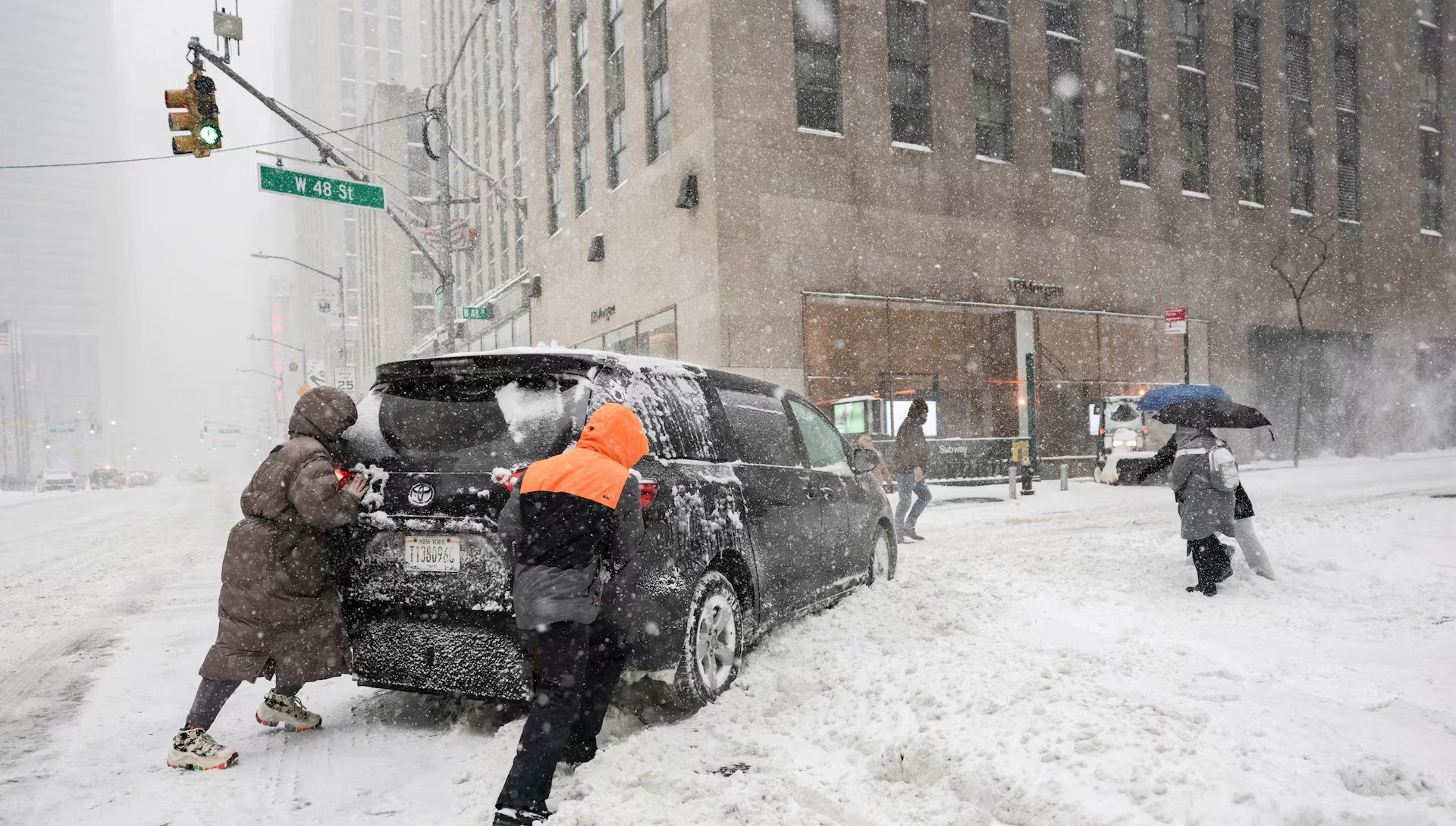      अमेरिकामा आँधीका कारण कम्तीमा १० जनाको मृत्यु        
