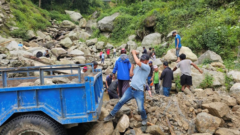 मैवाखोलामा श्रमदानबाट काठेपुल निर्माण