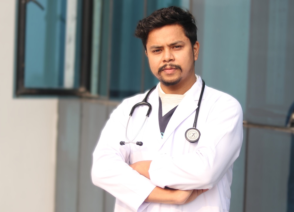 घर घरमै चिकित्सा सेवा पुर्याउँदै डा. चेवन   